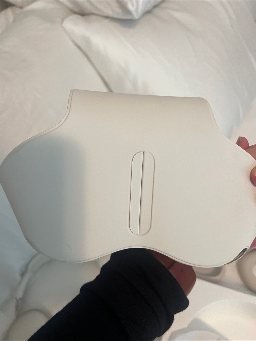 Apple AirPods Max Over-Ear Headphones in Starlight - Picture 13 of 14